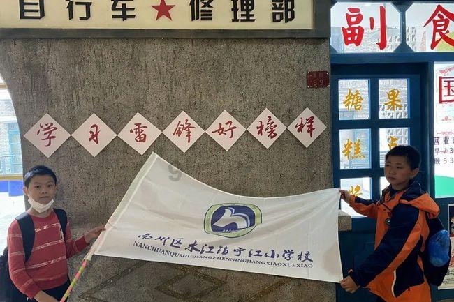 逃离废弃的卡车场