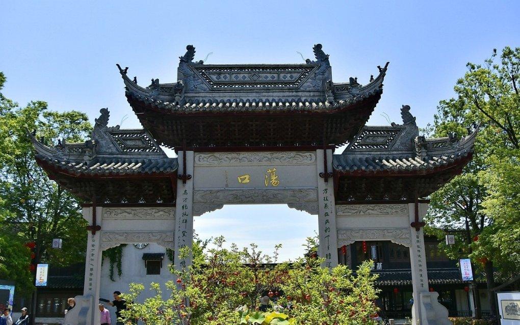 尔滨小哥哥给本地人送冰雕,手心手背都是肉